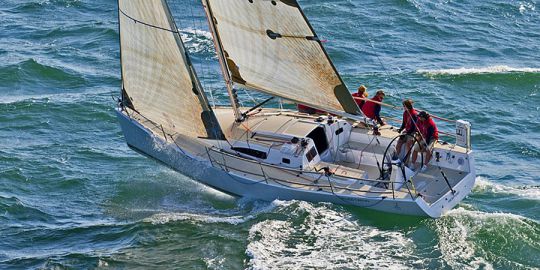 Dans la brise, souquer le pataras participe grandement à aplatir les voiles J111 ©Jboats