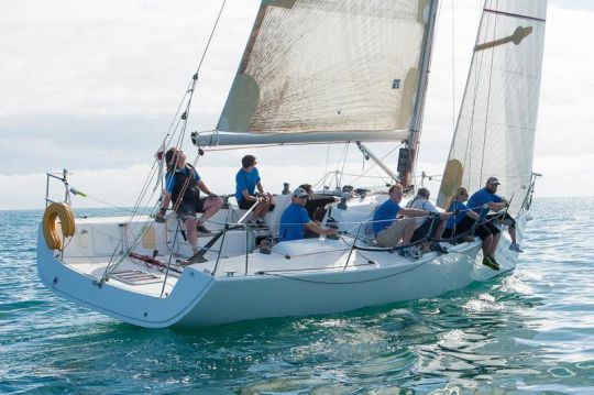 L'équipage s'est placé sous le vent pour faire légèrement gîter ce A35