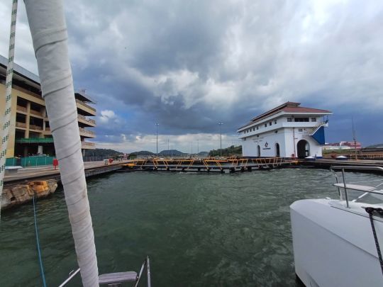 A bord de Toulcoun, passage d'une écluse du canal de Panama