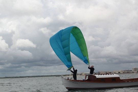 Ein Drachen, um Ihr Motorboot in ein Segelboot zu verwandeln