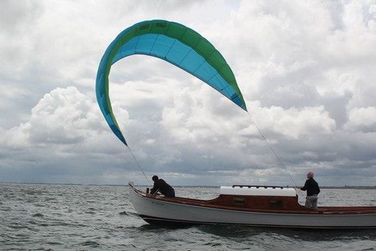 Ein Drachen, um Ihr Motorboot in ein Segelboot zu verwandeln