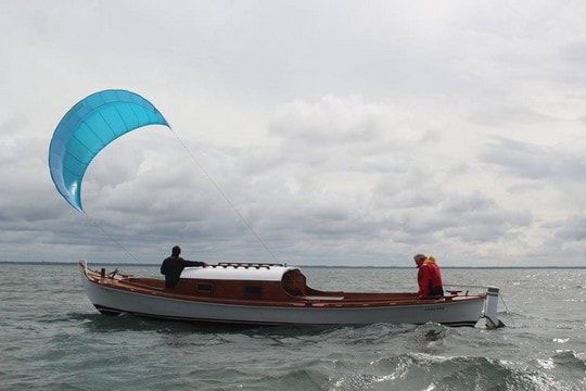 Ein Drachen, um Ihr Motorboot in ein Segelboot zu verwandeln