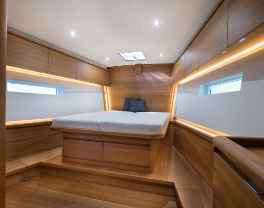 La cabine avant et son lit en ilot du Solaris 55