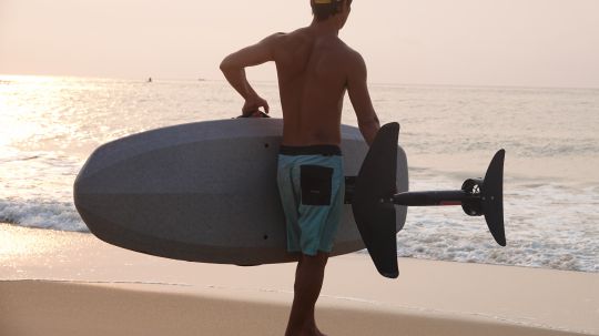 Mât et foil pour voler au-dessus de l'eau