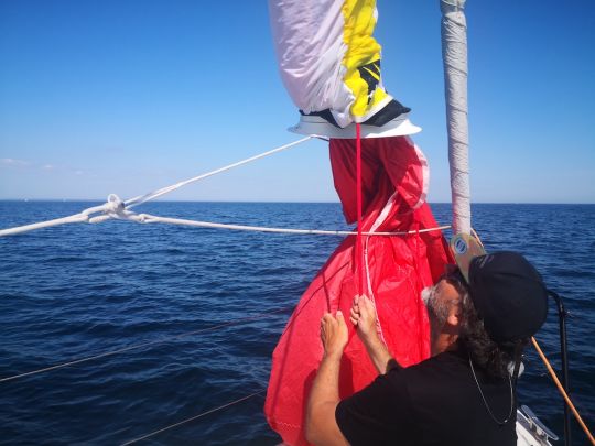 Les renforts du point d'écoute bloquent dans le fourreau, il faut extraire la "boule" de toile à la main.