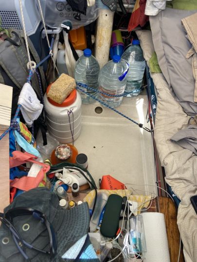 aupied de la descente, le peu d'espace restant pour tenir assis