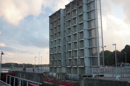 Le pont routier du barrage sur la rance