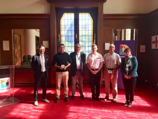 Au salon du sommet franco-britannique de la mairie de Dunkerque où l'on remet à Patrick Tabarly et Maxime Dalle la médaille du chevalier Jean Bart.