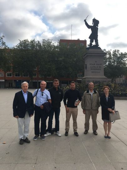 Devant la statue de Jean Bart avec l'équipage du Pink Floyd, notre guide Jean-Pierre Castier et Pascale Blondé de l'Association des descendants de capitaines corsaires.