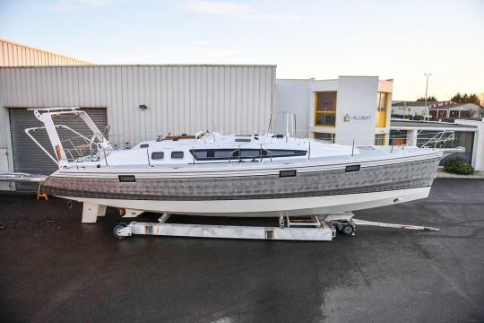 Un Ovni 445 du chantier Aluboat