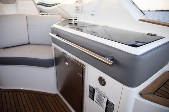 Sea Ray Sundancer 320 HB, maximierter Außenraum