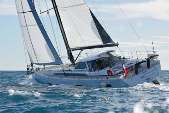 Une carène équilibrée gréée en sloop