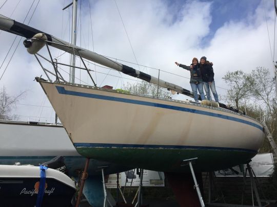 Jeanne et Domitille le jour de l'achat de YAPLUKA - un feeling 920 @hissetesvoiles