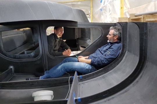 David de Prémorel (au fond) avec Maxime Salé dans la construction de son Mini 6.50