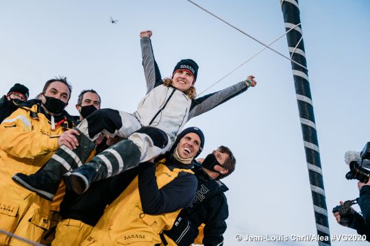 Clarisse Crémer félicitée par toute son équipe à l'arrivée du Vendée Globe 2020/2021