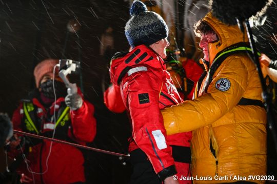 Pip Hare félicitée par Jean Le Cam à son arrivée du Vendée Globe 2021/2021
