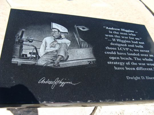 Plaque commémorative en l'honneur d'Andrew Higgins