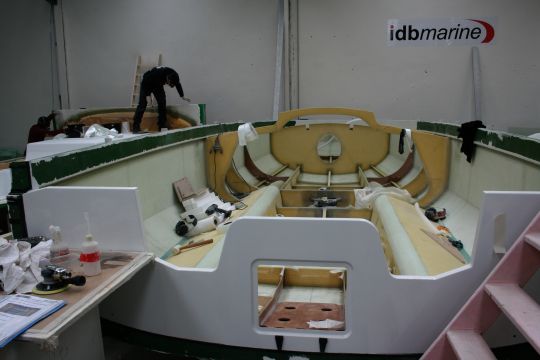 Construction de coque de Maxi 6.50. Le procédé et les formes de carène sont similaires pour le Mojito 6.50, seuls les matériaux diffèrent.