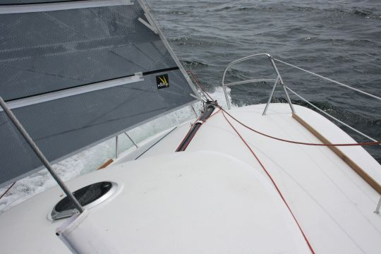 Au près, la plage avant reste sèche