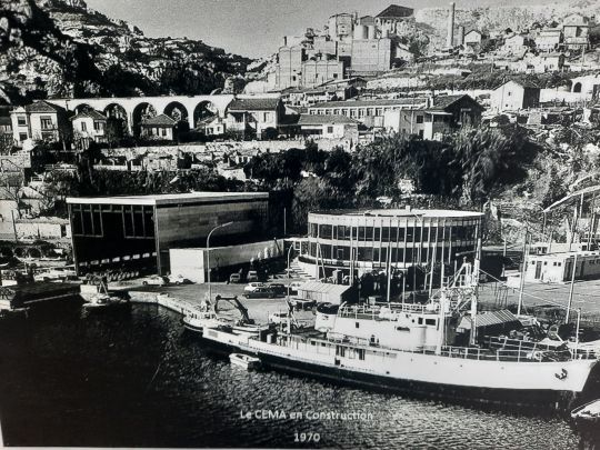 La Calypso du Commandant Cousteau à quai à côté du hangar du Saga