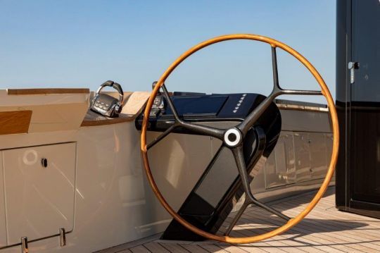 Barre à roue latérale dans le cockpit
