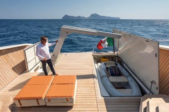 Le tender dissimulé dans la plage de bain