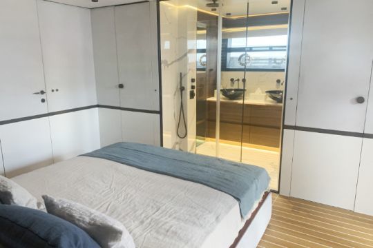 Le lit propriétaire avec vue sur la salle de bain