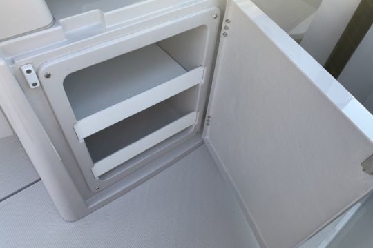 Un placard plutôt malin de chaque côté du bloc polyester des sièges de pilotage 
