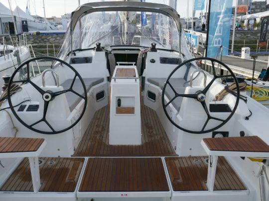 Accès au cockpit de l'Oceanis 34.1