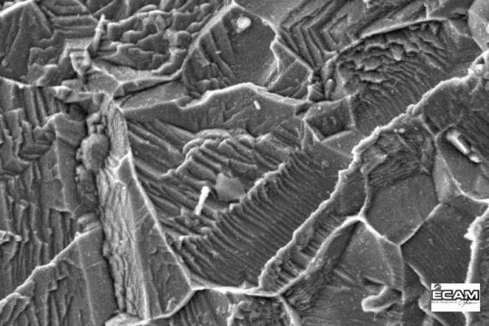 Au microscope, on s'aperçoit de la rugosité de l'Inox, qui sera propice aux grippage