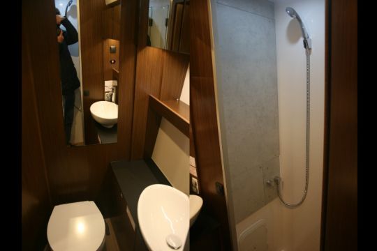 Cabinet de toilette (à gauche) et douche (à droite)