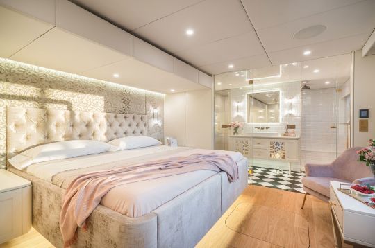 Cabine propriétaire rose poudrée avec vue sur mer