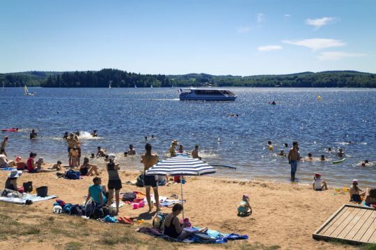 Le lac des Settons dispose d'une plage labellisée Pavillon Bleu
