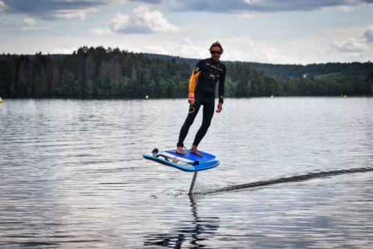 La pratique du E-Foil est possible sur le lac des Settons