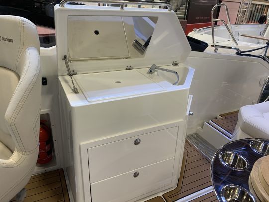 Une petite cuisine avec rangements