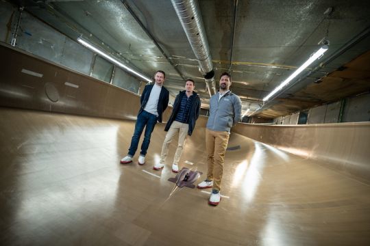 Construction de l'IMOCA Arkéa-Paprec Jean-Marc Barré (Paprec), Adrien Mauny (Arkéa) et Yoann Richomme - © Yann Riou / polaRYSE / Team Paprec Arkéa