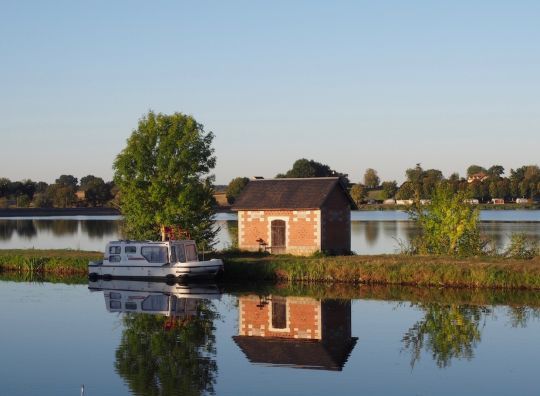 Des réserves d'eau ont été créées pour alimenter les canaux (Etangs de Baye sur le Canal du Nivernais)