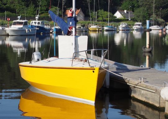 Sur l'eau, le bateau paraît bien petit !