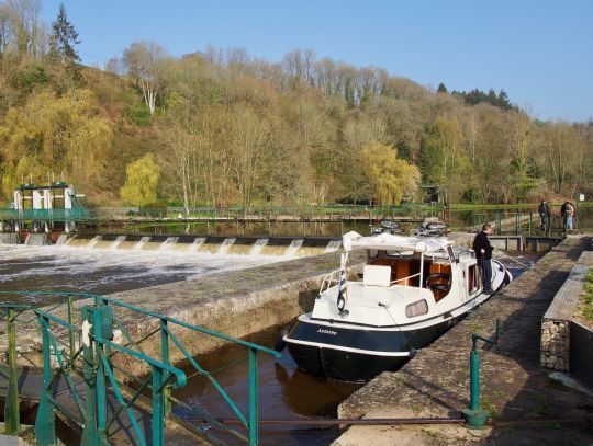 L'écluse de Saint-Nicolas-des-Eaux est juste en amont du petit port