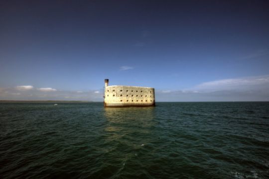 Le Fort Boyard vu depuis la mer (Photo Mariusz Kluzniak)
