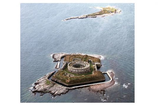 Vue aérienne sur le fort des Iles Saint Marcouf (photo : DR)