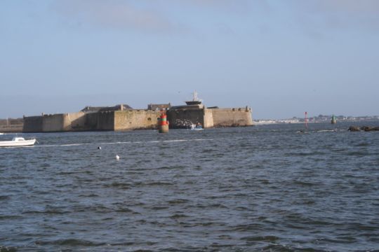 La citadelle de Port Louis, depuis la mer (Photo : PierrO)