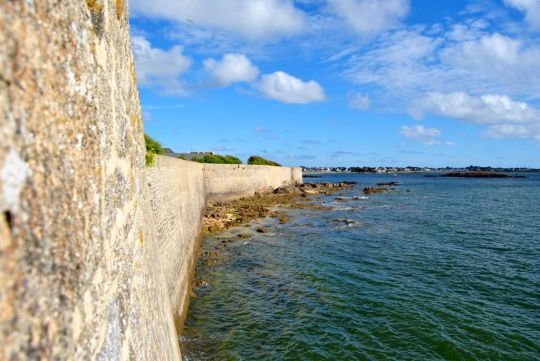 Vue sur mer depuis la citadelle de Port Louis (Photo : Ranulf 1214)