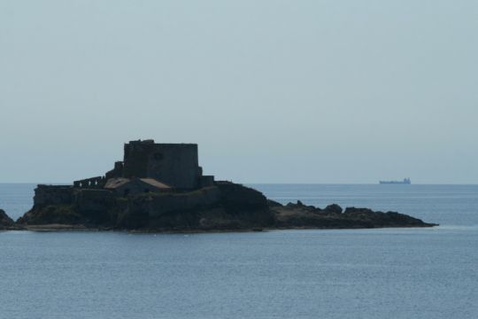 Le fort du Petit Langoustier depuis la mer (Photo : Remi Jouan)