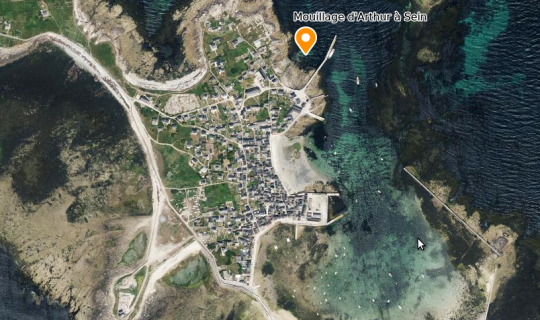 Le mouillage d'Arthur à l'entrée du port de Sein