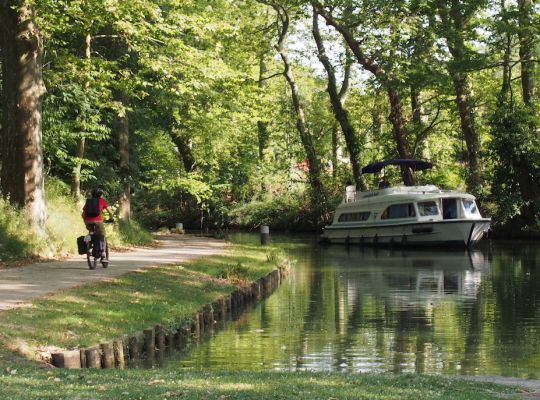 Bateaux et vélo sur la même voie d'eau