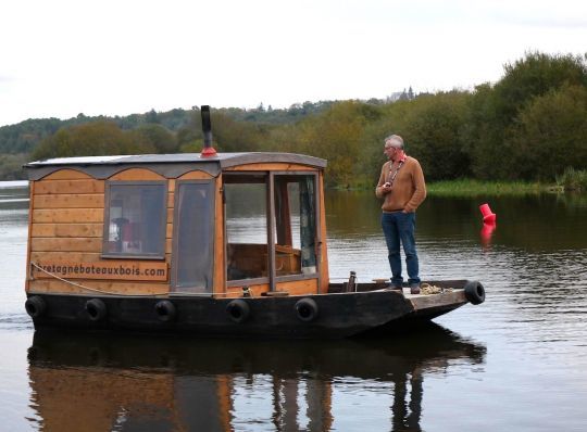 Une cabane de trappeur flottante