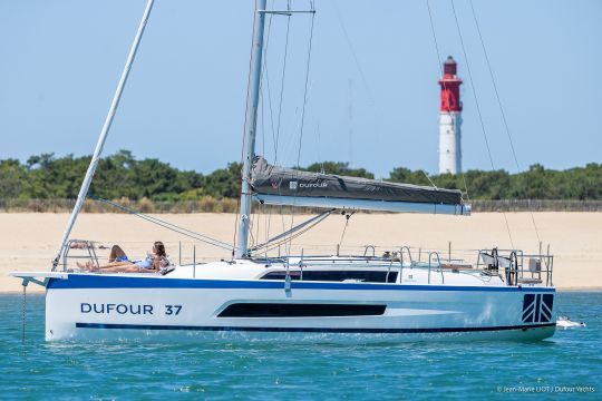 Le nouveau Dufour 37 au mouillage