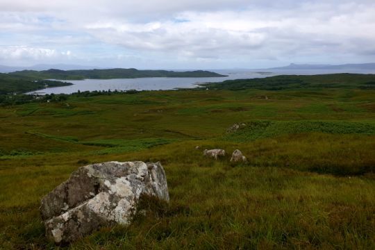 Le loch nan Ceal avec l'île de Eigg en arrière plan, Ecosse