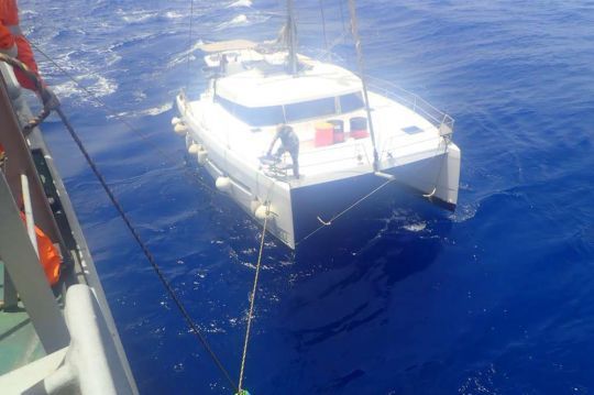 Se rapprocher au maximum pour réceptionner les bidons 